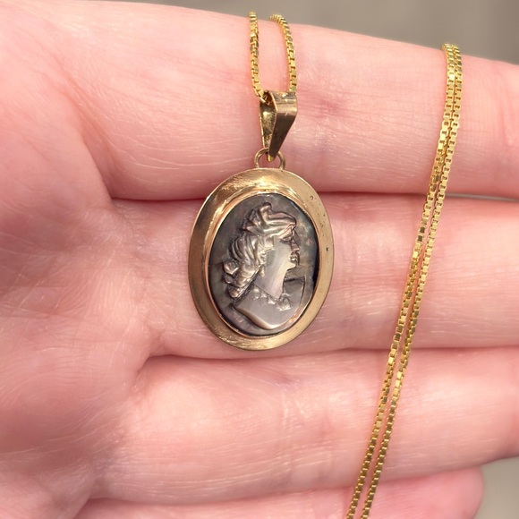 Vintage 14K Gold Cameo Pendant: Brown Mother of Pearl Mid Century Necklace - Picture 5 of 13